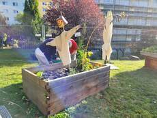 Hochbeet mit Vogelscheuche im Herbst