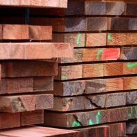 Holz lagert zur Weiterverarbeitung