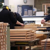 Die Produktion der Holzbohlen in der Werkstatt für Menschen mit Behinderung