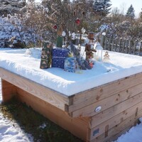 Das geschmückte Rollibeet im Schnee - und Sonnenschein