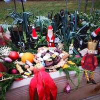 weihnachtlich dekoriertes Hochbeet